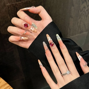 Faux ongles imprimé léopard rose avec pierres précieuses rouges et forme stiletto