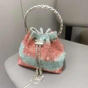 Dettaglio borsa da sera a secchiello con strass rosa sfumati e manico circolare in metallo