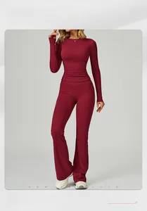 Makro-Detail der weinroten High-Waist-Yogahose mit schickem Schlaghosen-Schnitt