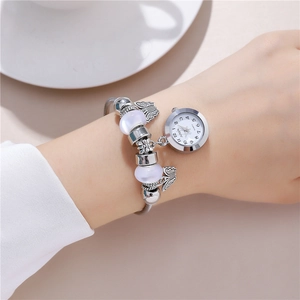 Montre bracelet en perles pour femmes avec pendentif papillon argenté et cadran quartz