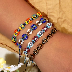 Set de cuatro pulseras de la amistad bohemias hechas a mano con cordones ajustables