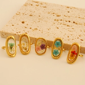 Adjustable gold stainless steel rings with colorful dried flowers in clear resin
