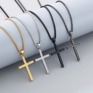 Détail de quatre colliers croix rétro en acier inoxydable en or, argent, noir et gris