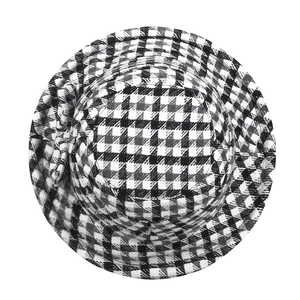 Cappello da pescatore classico da donna a quadri bianchi e neri in tessuto retrò misto