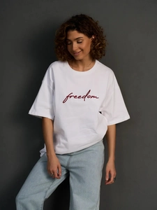 Oversized βαμβακερό λευκό T-shirt με κόκκινο τύπωμα freedom και πεσμένους ώμους