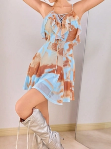 Mini abito in mesh tie-dye blu e arancione con volant e spalline sottili regolabili