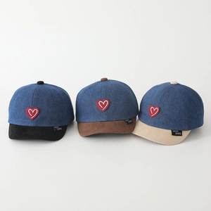 Tre cappellini da baseball in denim per bambini con ricamo a cuore, blu e beige