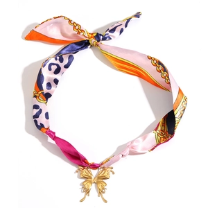 Collana con ciondolo a farfalla placcata oro 18K e nastro di seta con stampa floreale