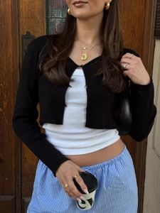 Schicke schwarze Strickjacke für Damen mit Ripp-Tanktop und gestreifter Sommerhose