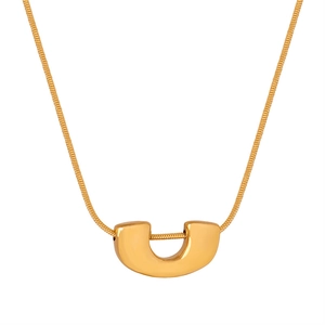 Collier élégant avec pendentif doré en forme de U et chaîne serpent pour femme