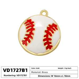 Detaillierte Makroansicht eines 16mm runden Messing-Baseballanhängers mit Emaille-Details