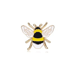 Broche abeille vintage dorée avec émail jaune, noir et blanc sur un fond blanc pur