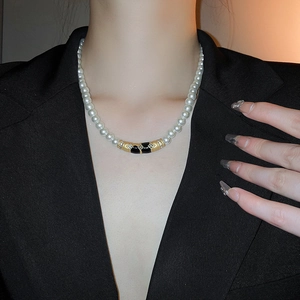 Collier ras du cou perle vintage français avec détails noir doré et diamants fins