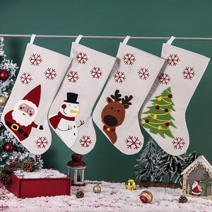 Lot de 4 chaussettes de Noël avec broderies Père Noël, Bonhomme de neige et Renne sur mur