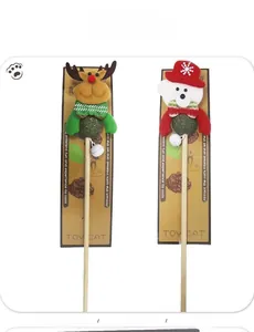 Vue détaillée de baguettes pour chats thème Noël avec renne, père Noël et herbe à chat