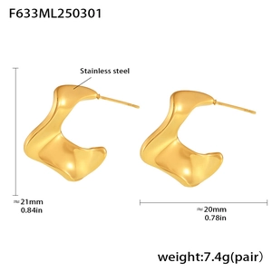 Irregular C-shaped stainless steel earrings detail with dimensions 21mm by 20mm