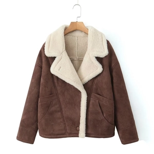 Détail de la veste en daim marron foncé avec doublure et col en sherpa crème doux