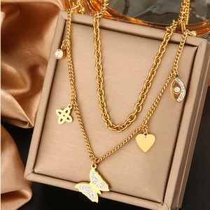 Détail du collier double couche plaqué or 18 carats avec pendentif papillon