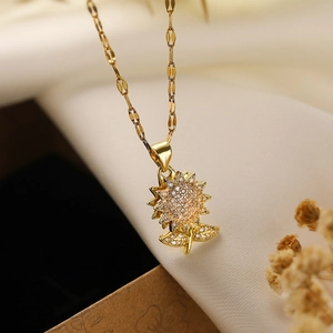 Collier tournesol rotatif plaqué or avec zircons cubiques sur fond de soie