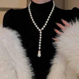 Elegant gold-plated Y-shaped pearl necklace with a teardrop pendant on a female model