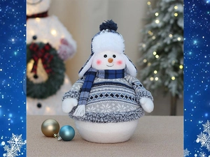 Dettaglio della sciarpa a quadri blu e maglione nordico del pupazzo di neve