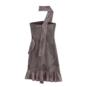 Sexy braunes figurbetontes Kleid mit Wellenmuster, One-Shoulder-Design und Volantsaum