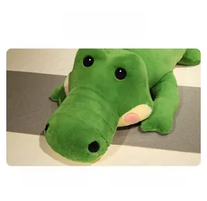 Gros plan sur la peluche crocodile verte douce avec détails mignons du visage