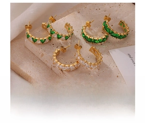Vue détaillée des boucles d'oreilles en C en titane avec des pierres de zircone