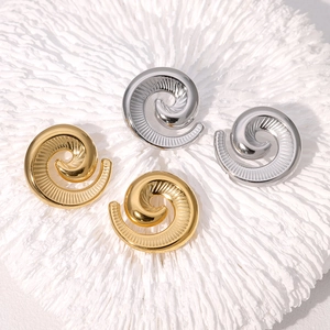 Minimalistische Spiral-Ohrstecker in Gold und Silber mit radialen Texturdetails
