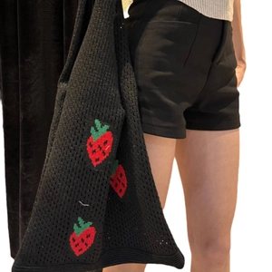 Borsa tote in maglia nera fatta a mano con motivo fragola rossa e manici intrecciati