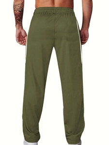 Détail de la texture velours côtelé vert armée sur le pantalon de sport décontracté