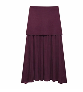 Détail d'une jupe bordeaux à double couche avec haut lisse et ourlet en mousseline plissée