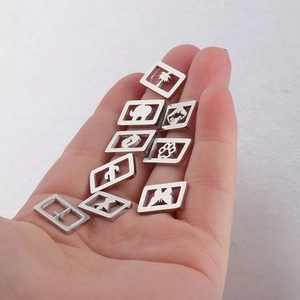 Lot de 9 breloques carrées évidées en acier inoxydable pour création de bijoux et bracelets