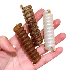 Trois élastiques à cheveux spirales ambre et blanc perle pour queues de cheval hautes