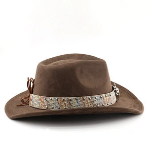 Detail eines dunkelbraunen Western-Cowboyhuts mit buntem Webband und silbernen Nieten