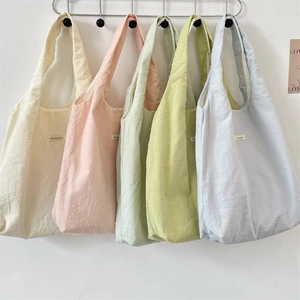 Detailaufnahme von fünf bunten Canvas-Taschen in Pastellfarben mit Noppenstruktur