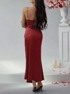 Vue arrière d'une robe longue en satin rouge avec dos nu et fente haute sur la jambe