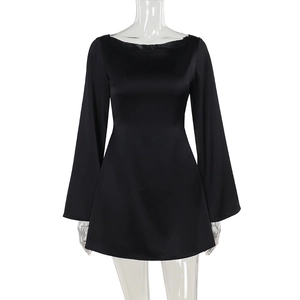 Détail de la robe courte en satin noir avec manches évasées et coupe cintrée élégante