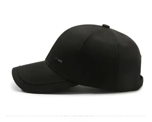 Vue latérale d'une casquette noire pour hommes avec plaque métallique et sergé de coton