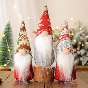 Drie kerstkabouters met sneeuwvlok gebreide mutsen en lange witte baarden decoratie