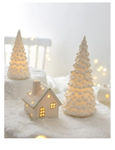 Glühen von Keramik-Weihnachtsbaum- und Hausdeko-Set mit warmgelben LED-Lichtern