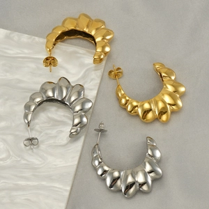Orecchini a cerchio a C placcati oro 18K e argento con texture vintage a conchiglia