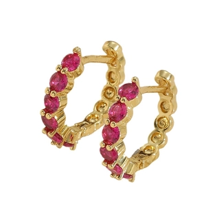 Boucles d'oreilles créoles dorées serties de zircons cubiques rouges ronds