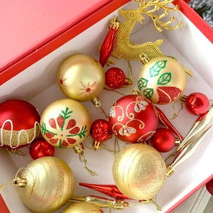 Vista dettagliata di decorazioni natalizie rosse e oro con renne e palline glitterate