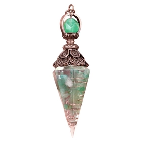 Détail d'un pendentif orgonite avec aventurine verte et spirale de cuivre à l'intérieur