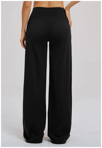 Détail de l'arrière du pantalon de yoga noir à taille haute avec couture en V sculptante