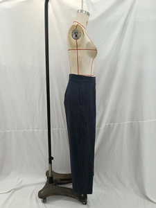 Détail du pantalon large à rayures tennis bleu marine avec taille haute en tissu lisse