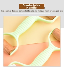 Nahaufnahme der ergonomischen Holzrolle mit grünem Anti-Rutsch-Griff zur Muskelmassage