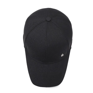 Berretto da baseball classico in cotone nero con distintivo in metallo argentato