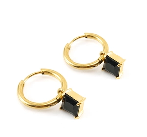 Détail de créoles en plaqué or 18K avec pendentif en zircon noir de forme carrée